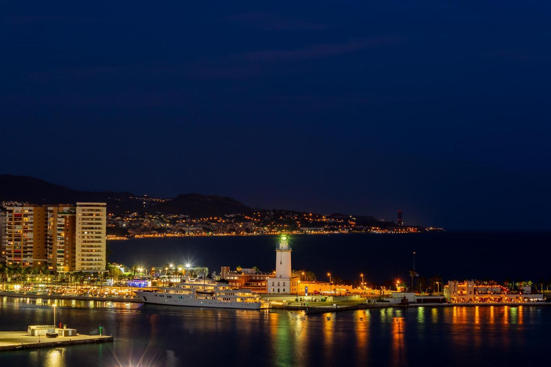 Apt Alameda De Colon Solo Familias Malaga Bagian luar foto
